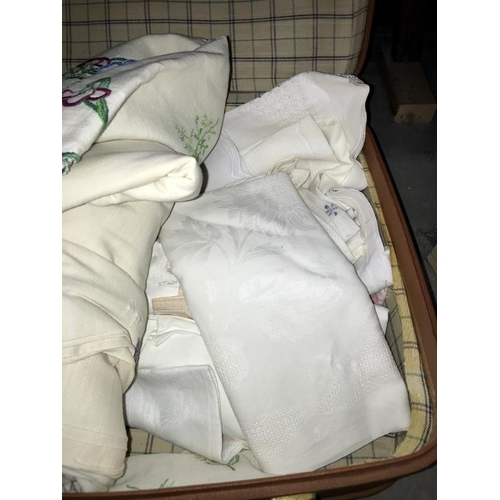 175 - A case full of good linen