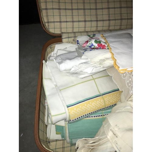 175 - A case full of good linen