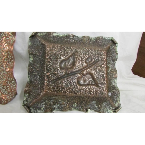 1250 - A pair of art nouveau hammered copper dishes, 15.5 x 13.5 cm.