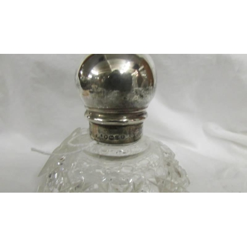 1257 - A cut glass scent bottle with silver stopper, London 1889.