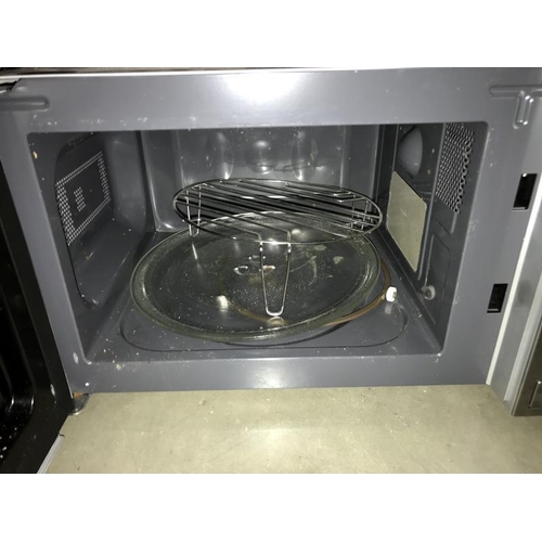 225 - A microwave oven