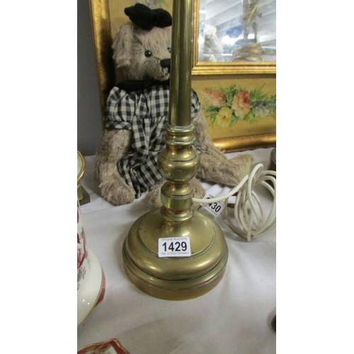 1429 - A heavy brass table lamp base.