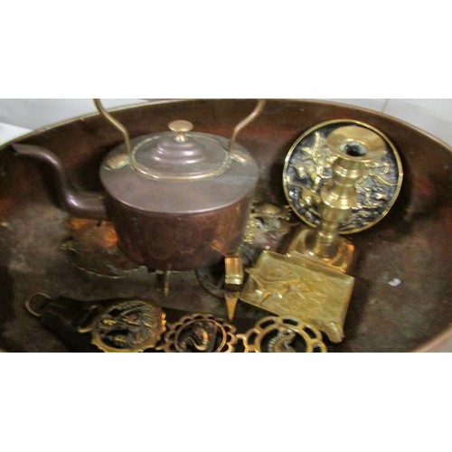 1436 - A mixed lot of copper and brass including oval kettle, large pot etc.,