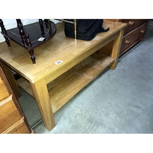 257 - An oak coffee table (52cm x 98cm x 47cm) (COLLECT ONLY)