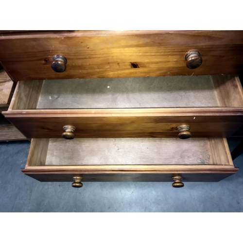 260 - A solid pine chest of drawers (92cm x 43cm x 94cm) (COLLECT ONLY)