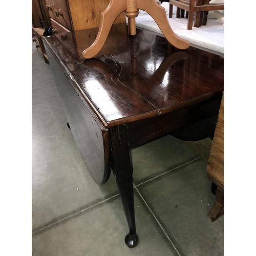 262 - An Edwardian mahogany drop leaf dining table on Queen Anne legs (COLLECT ONLY)