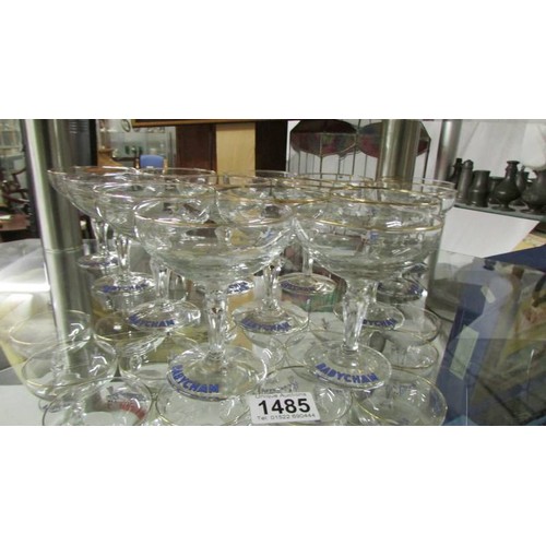 1485 - Thirty Babycham glasses, all in good condition.