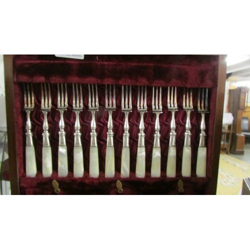 1489 - A cased set of twelve fish knives and forks.