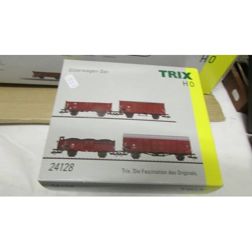 1501 - A Trix HO 21528 digital sarter pack and 24128 wagon set.