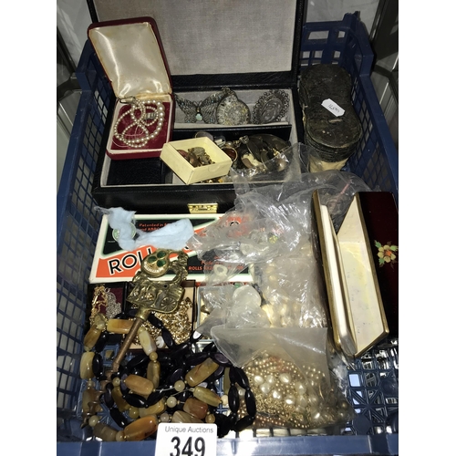 349 - A good lot of costume jewellery including pearls etc