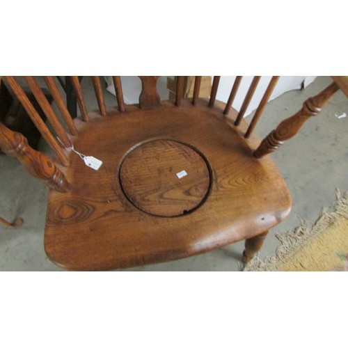 1539 - A 19th century Windsor style commode chair.