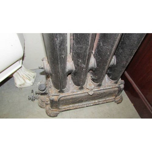 1612 - A vintage cast iron radiator.