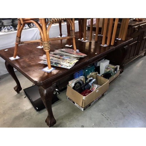 402 - A late 19th century extending dining table with one leaf.