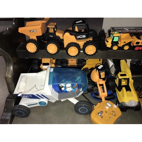 416 - A good selection of battery operated JCB construction vehicles, Porsche & TTA remote central toys (w... 