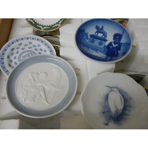 517 - A set of 17 miniature plates including Coalport, Royal Doulton, Copenhagen, Lladro etc.,