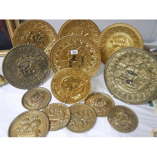 526 - A mixed lot of brass wall plaques.