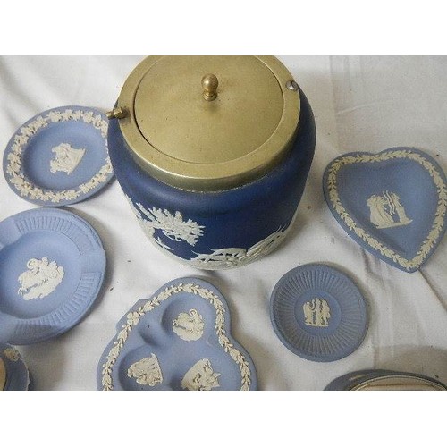 527 - A mixed lot of Wedgwood blue Jasper ware (biscuit barrel a/f).