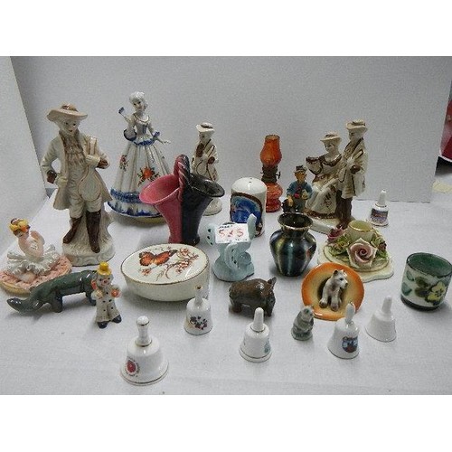 535 - A mixed lot of ceramics including figures.