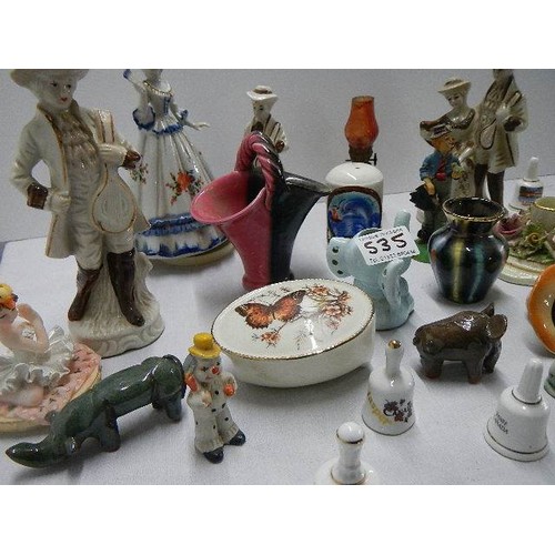 535 - A mixed lot of ceramics including figures.