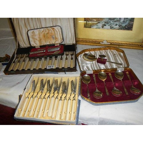 587 - A mixed lot of cutlery sets.