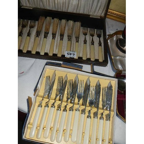 587 - A mixed lot of cutlery sets.