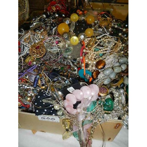 600 - A mixed lot of costume jewellery.