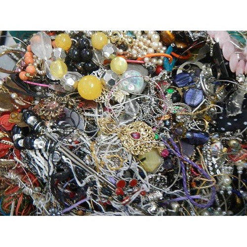 600 - A mixed lot of costume jewellery.