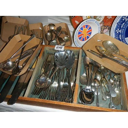 605 - A mixed lot of flatware including set of six spoons.