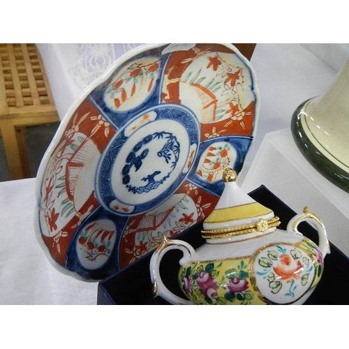 610 - A set of six Chinese tea plates and other ceramic items.