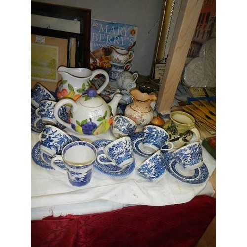 657 - A mixed lot of ceramics including blue and white.