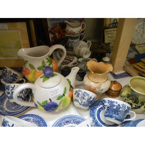 657 - A mixed lot of ceramics including blue and white.