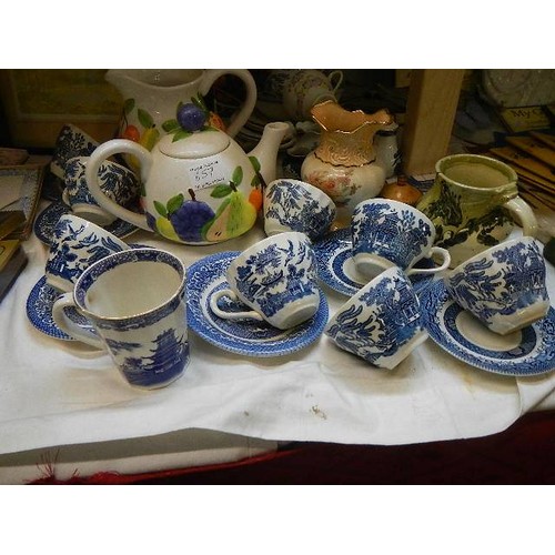 657 - A mixed lot of ceramics including blue and white.