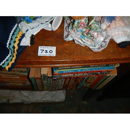 720 - An oak table.