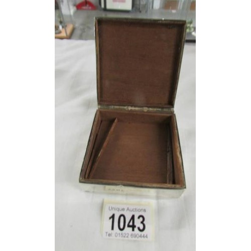 1043 - A silver cigarette box.