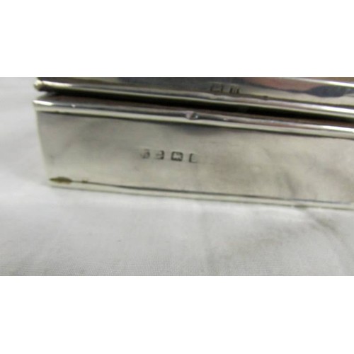 1043 - A silver cigarette box.