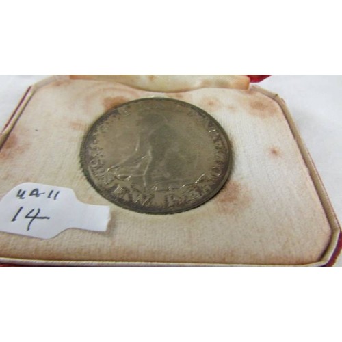 1045 - A 1971 Gibraltar crown and a silver vesta case a/f.