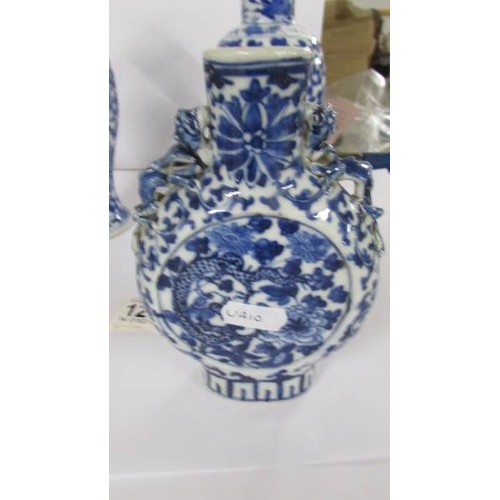 1213 - A pair of early Chinese blue & white lidded vases (both lids a/f) and a blue and white flask.