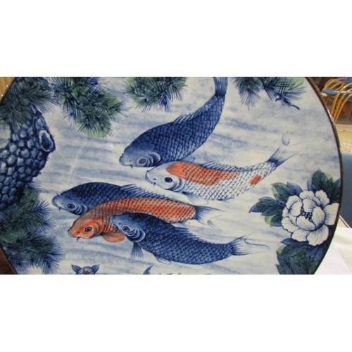 1262 - A fish decorated charger, 31 cm diameter.