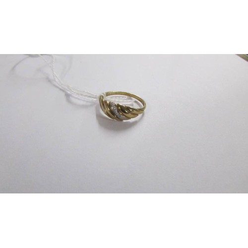 1055 - A 9ct gold ring, size P, 2.9 grams.