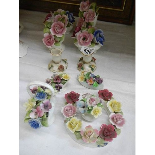 626 - A mixed lot of porcelain posies.