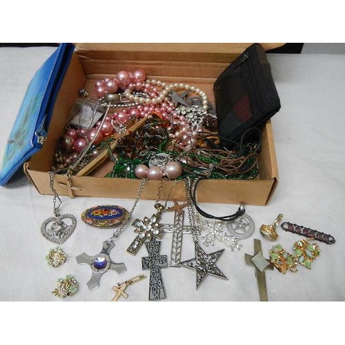 636 - A mixed lot of costume jewellery including cross and other pendants.