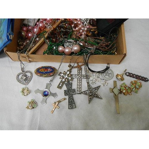 636 - A mixed lot of costume jewellery including cross and other pendants.