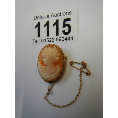 1115 - A 9ct gold female profile cameo brooch with safety chain,