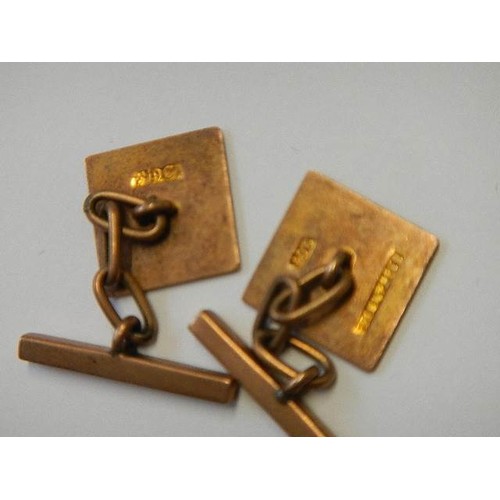 1120 - A pair of 9ct gold cuff links, 6 grams.