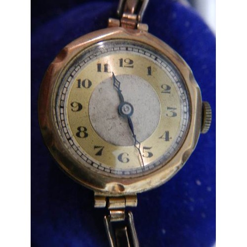 1124 - A 9ct gold ladies wrist watch on plated bracelet, in working order.