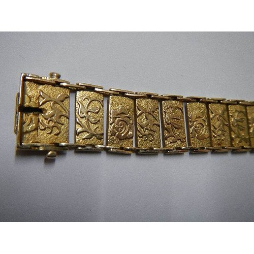 1130 - A 9ct gold bracelet with floral pattern, in good condition, 18 grams.