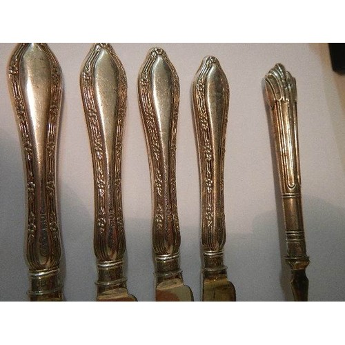 1133 - A silver sugar spoon and four silver handled knives.