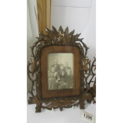 1396 - A pair of 19th-century carved wood photograph frames (1 a/f).