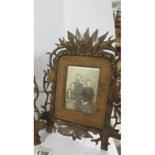 1396 - A pair of 19th-century carved wood photograph frames (1 a/f).