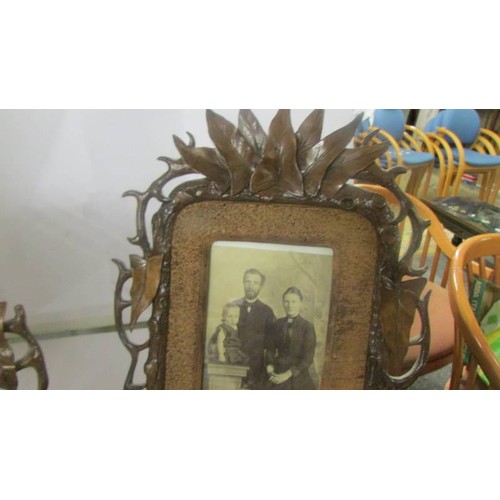 1396 - A pair of 19th-century carved wood photograph frames (1 a/f).